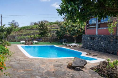 uma piscina no quintal de uma casa em Casa rural suerteluna em La Matanza de Acentejo