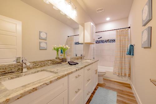 uma casa de banho branca com um lavatório e um WC em Private Pool Magnolia's Coastal Escape em Corpus Christi
