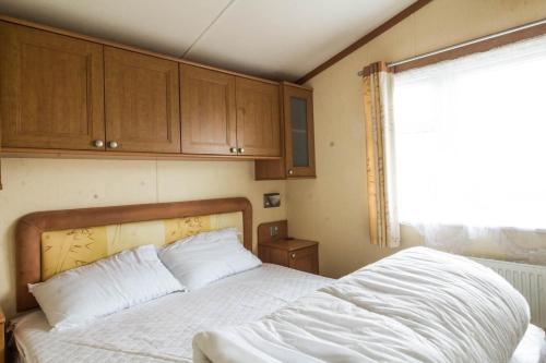 Brilliant 6 Berth Caravan For Hire At Haven Hopton In Norfolk Ref 80039g tesisinde bir odada yatak veya yataklar