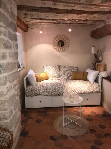 מיטה או מיטות בחדר ב-Maison de village au cœur des remparts
