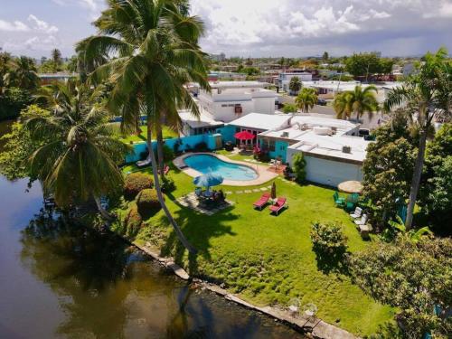 einen Luftblick auf ein Resort mit einem Pool in der Unterkunft Relaxing Property with Stunning Views and Pool in Toa Baja