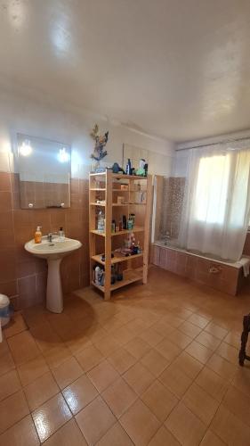 ห้องน้ำของ Chambre double avec piscine proche de Perpignan