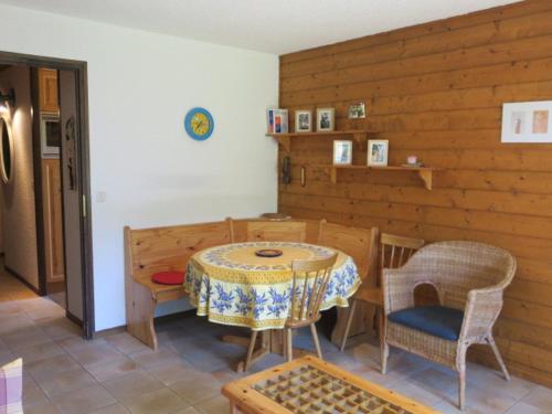 une salle à manger avec une table et des chaises dans une pièce dans l'établissement Appart spacieux à Châtel avec parking - 4 pers, balcon, TV, cuisine équipée - FR-1-198-112, à Châtel