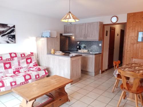 une cuisine et un salon avec un canapé et une table dans l'établissement Appartement cosy avec balcon, 2 chambres, parking et wifi à Châtel - FR-1-198-162, à Châtel