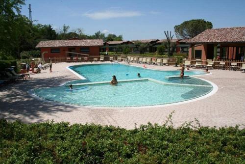 una grande piscina con persone in acqua di Due Ponti Village a Cesenatico