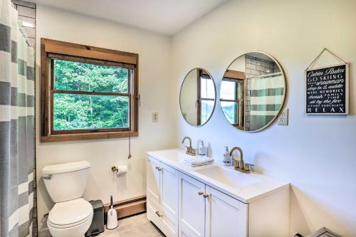 Ένα μπάνιο στο Stunning Views Mountaintop Cabin in Burnsville!