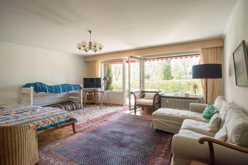 duży salon z kanapą i łóżkiem w obiekcie Natureview w mieście Hamburg