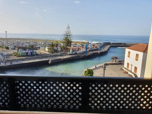 balcone con vista sul mare. di Estudio Céntrico a Puerto de la Cruz