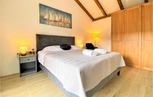 מיטה או מיטות בחדר ב-Nice Home In Vrgorac With Wifi