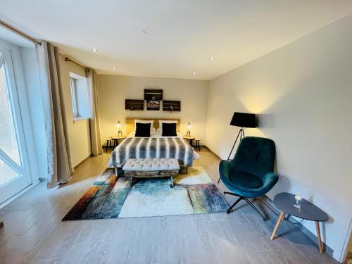 een slaapkamer met een bed en een stoel bij Zewwelatreppler - La Grange aux Petits Oignons - Chambre Rainette in Sélestat