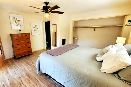 a bedroom with a large bed and a ceiling fan at Redwood Retreat, Mountains, Adventure and Nature in Ponderosa