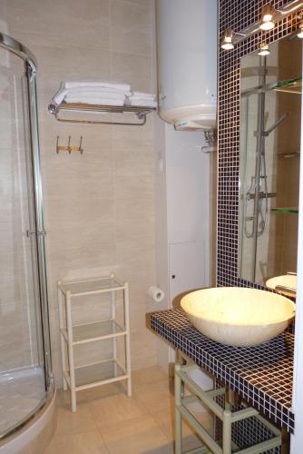 une salle de bain avec un lavabo et une douche en verre dans l'établissement Prestigious 2 bedroom near Champs Elysées, à Paris