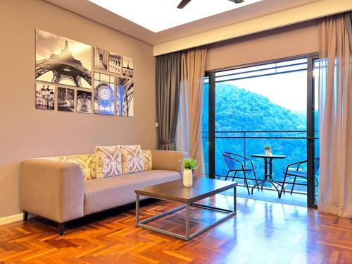 Vista Residences Genting Highlands Free WiFi & 1 Parking في مرتفعات جنتنغ: غرفة معيشة مع أريكة وطاولة