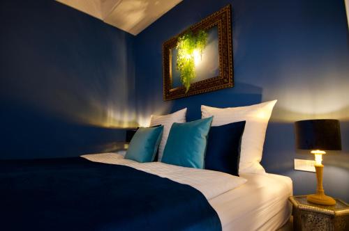 a blue bedroom with a bed with blue walls at La Claire Fontaine in Marrakech
