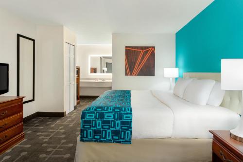 Un ou plusieurs lits dans un hébergement de l'établissement Howard Johnson by Wyndham Chattanooga Lookout Mountain I-24