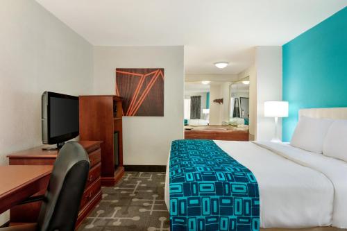 Un ou plusieurs lits dans un hébergement de l'établissement Howard Johnson by Wyndham Chattanooga Lookout Mountain I-24