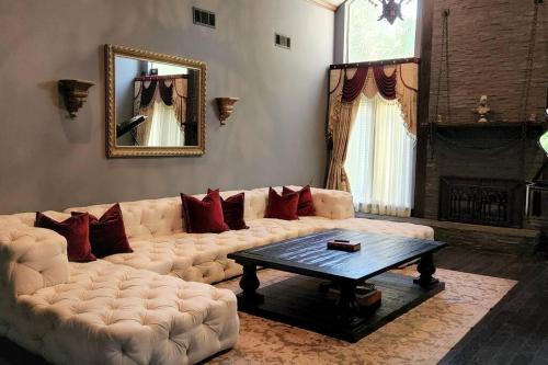 een woonkamer met een bank en een salontafel bij Modern Castle in Houston