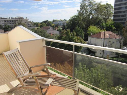 d'un balcon avec une chaise et une vue sur la ville. dans l'établissement City Break Picquecailloux, à Bordeaux