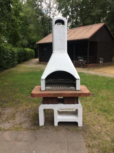 a stove sitting on top of a picnic table at Bungalowdorf Lübben in Lübben