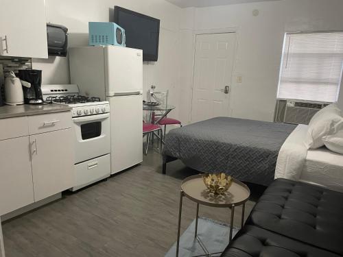 1 dormitorio con 1 cama y cocina con fogones en trendy Studios in Hollywood, en Hollywood