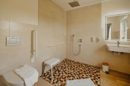 La salle de bains est pourvue d'une douche, de toilettes et d'un lavabo. dans l'établissement Eichengrund Cochstedt, à Hecklingen