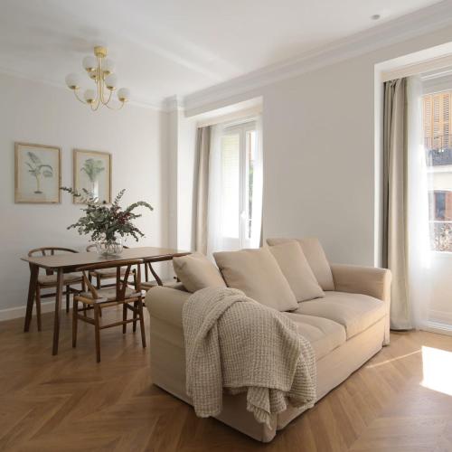 - un salon avec un canapé et une table dans l'établissement DELUXE APARTMENT NEAR GRAN VIA, à Madrid