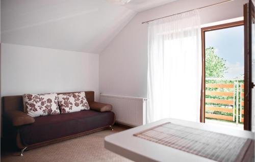 - un salon avec un canapé et une fenêtre dans l'établissement Willa Polanka, à Gościno
