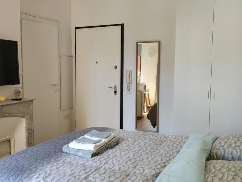 um quarto com uma cama com duas toalhas em STUDIO CANNES A 5 MN A PIED DE LA GARE TOUT CONFORT AVEC BALCON em Cannes