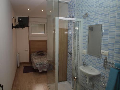 uma casa de banho com um chuveiro e um lavatório. em Pension Andoain em Andoain