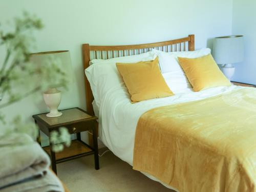 Postel nebo postele na pokoji v ubytování Henllys Lodge