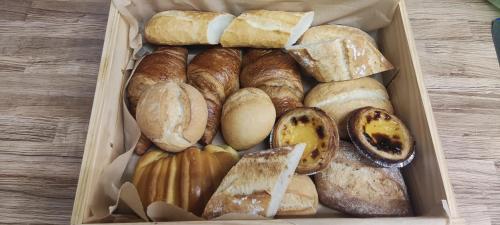 una scatola piena di diversi tipi di pane di Casa do pato 2 a Peso da Régua