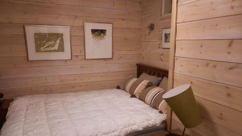 a room with a bed in a log cabin at Apartment Seutu in Saariselka