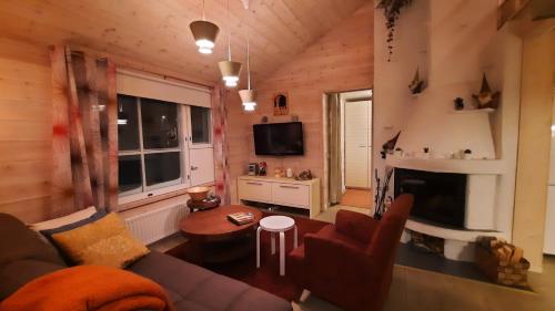 sala de estar con sofá y chimenea en Apartment Seutu en Saariselka