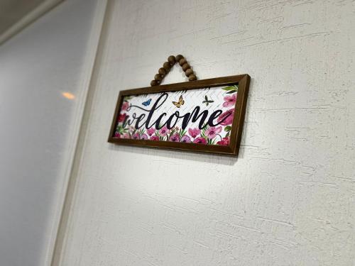 a sign that says welcome hanging on a wall at La casa del Rincon in Querétaro