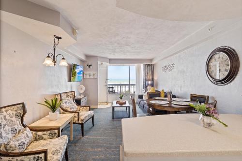 Sunrise & Beach View - Daytona Beach Resort في دايتونا بيتش: غرفة معيشة مع طاولة وكراسي