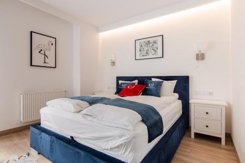 a bedroom with a blue and white bed with pillows at Apartamenty Gdansk EU - Angielska Grobla OLD TOWN Gdańsk Apartament z 2 sypialniami - Rodzinny in Gdańsk