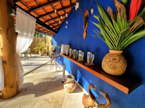 a blue wall with a counter with two birds on it at Saison Resort & Spa in Itaipava