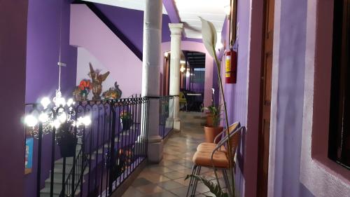 un pasillo de una casa con paredes púrpuras en Posada don Matias, en Oaxaca City