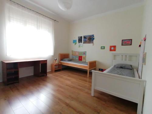 um quarto com 2 camas e um piano em Country home @ the Danube Bend em Nagymaros