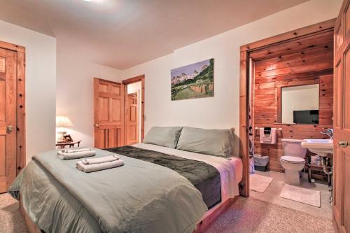 Ένα ή περισσότερα κρεβάτια σε δωμάτιο στο Ludlow Home with Hot Tub, Near Okemo Resort!
