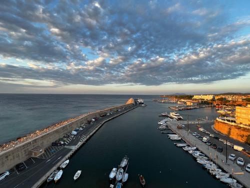 Charming Sea Front 3 Bedroom Apartment - incredible views!