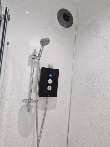La salle de bains est pourvue d'une douche avec un pommeau de douche. dans l'établissement Balco Vista Studio, à Nottingham