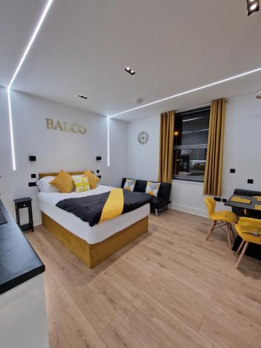 Balco Vista Studio في نوتينغهام: غرفة نوم بسرير وطاولة وكراسي