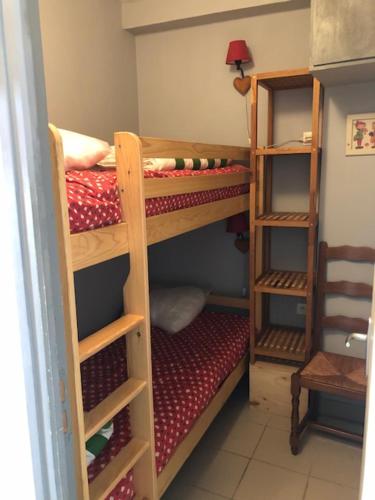 מיטה או מיטות קומותיים בחדר ב-IDEAL MONTAGNE