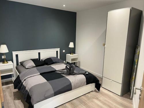 - une chambre avec un lit noir et blanc et 2 tables de chevet dans l'établissement App 2 Mulhouse centre , 6 personnes, à Mulhouse