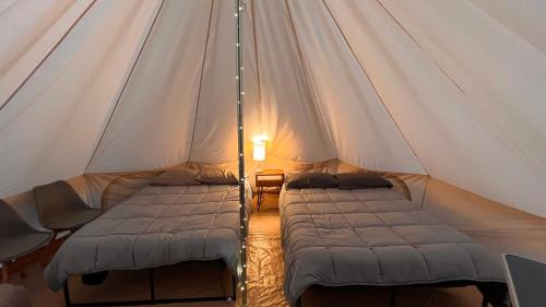 a room with two beds in a tent at Un rincón en Huasca de Ocampo "El Principio" in Huasca de Ocampo