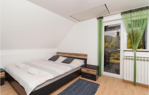 1 dormitorio con cama y ventana en 2 Bedroom Beautiful Home In Jablan en Jablan