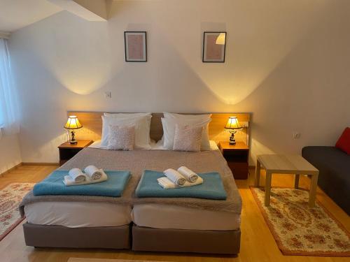 - une chambre avec un lit et 2 serviettes dans l'établissement Bojadžić, à Novi Pazar