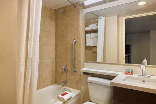 łazienka z wanną, toaletą i umywalką w obiekcie Candlewood Suites NYC -Times Square, an IHG Hotel w Nowym Jorku