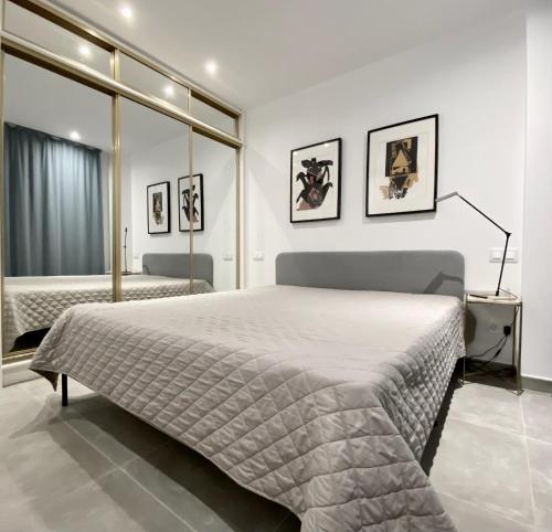 Кровать или кровати в номере Excelsior I Sea View Apartment